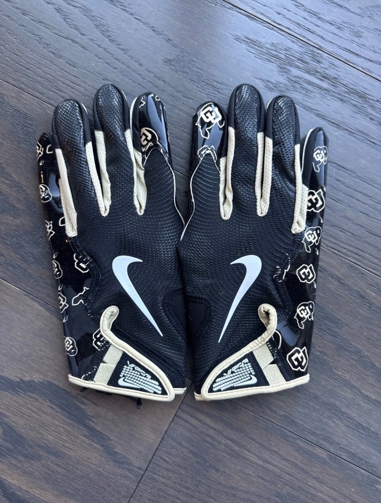 UC FOOTBALL GLOVES (BLK)