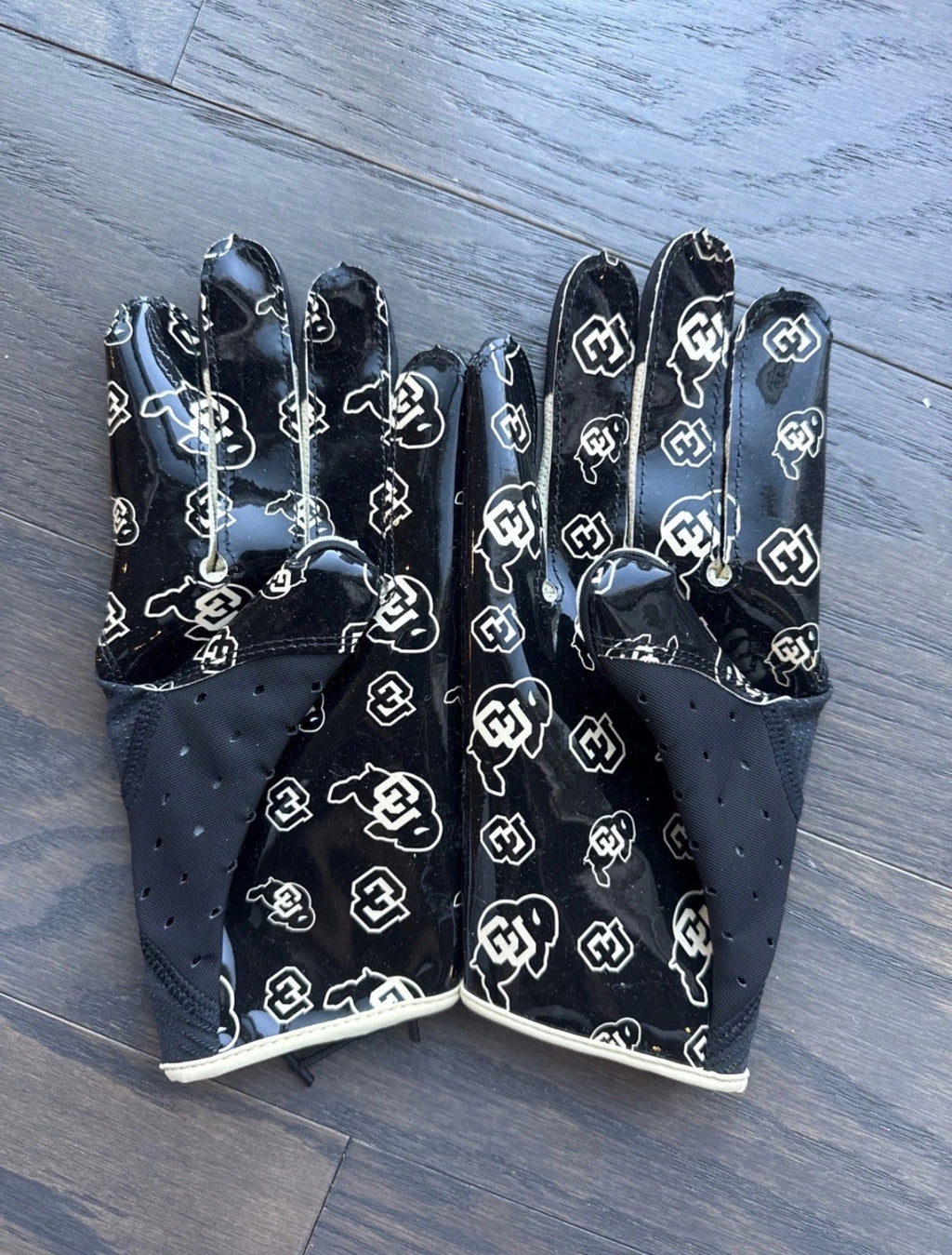 UC FOOTBALL GLOVES (BLK)
