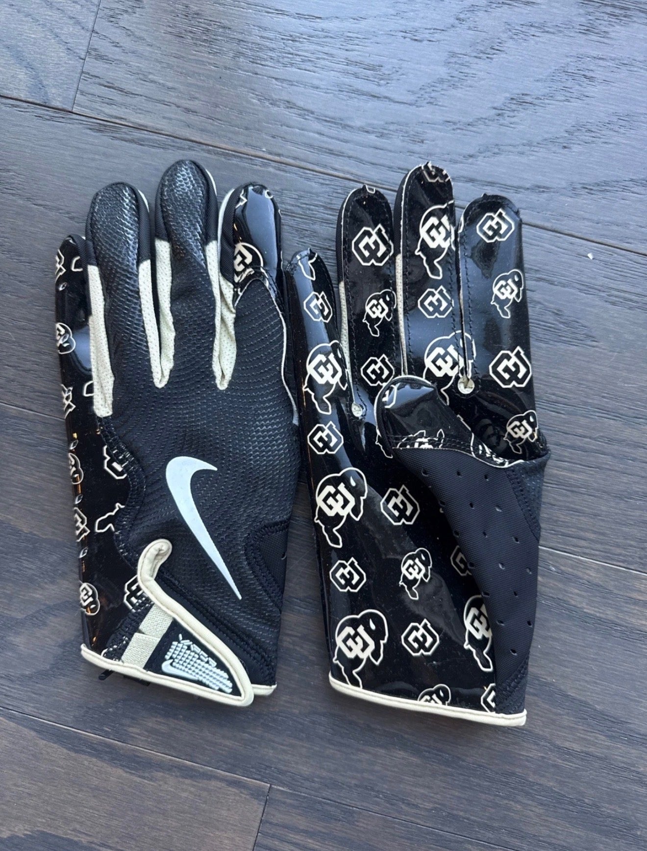 UC FOOTBALL GLOVES (BLK)