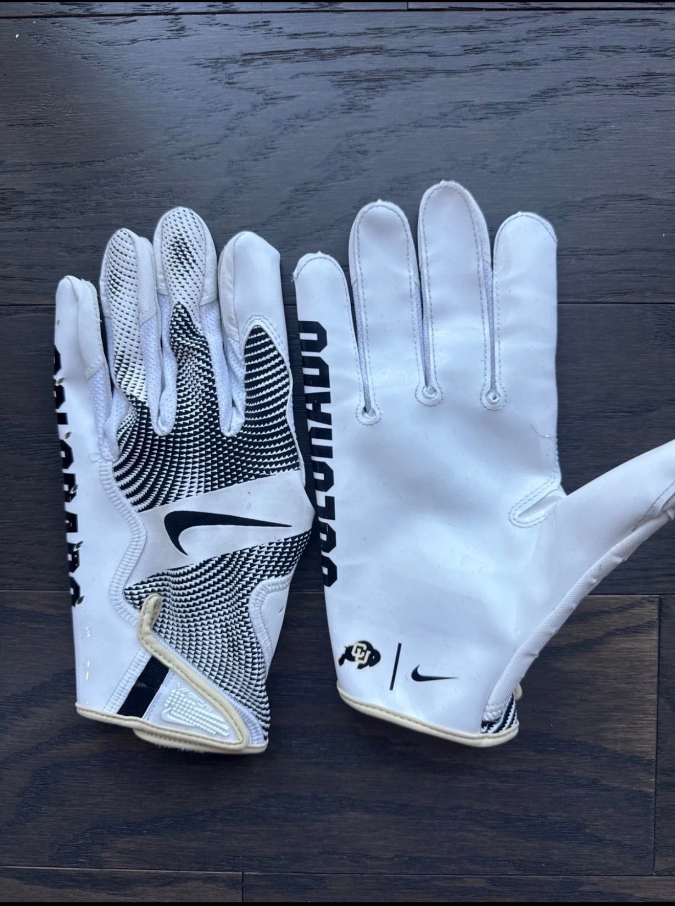 UC FOOTBALL GLOVES