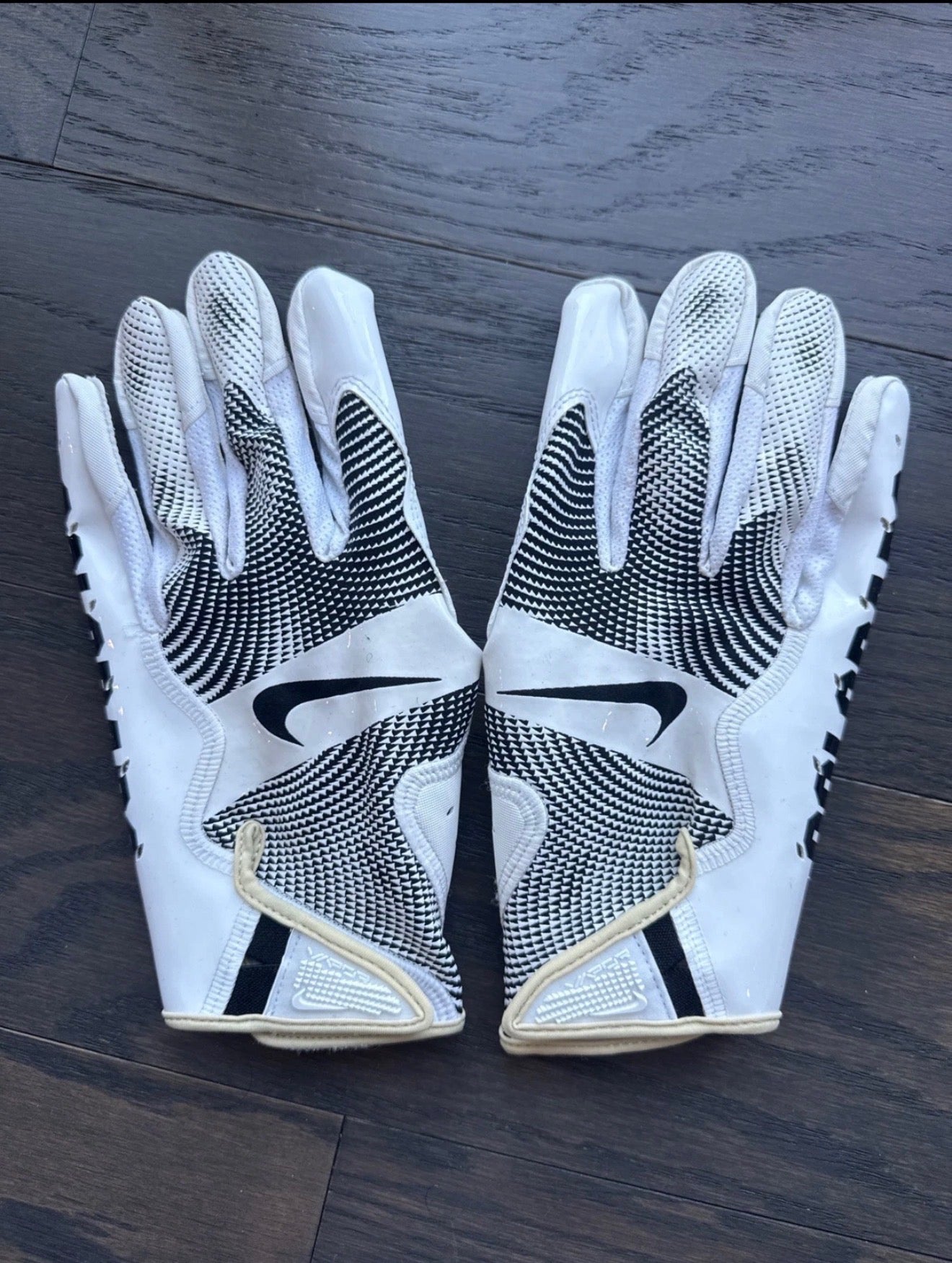UC FOOTBALL GLOVES